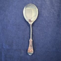 Platte zilveren serveerlepel, lang 18,5 cm.