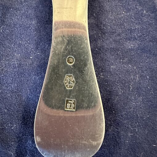 Platte zilveren serveerlepel Groningen, Joseph Leeser, lang 18,5 cm. - Afbeelding 2
