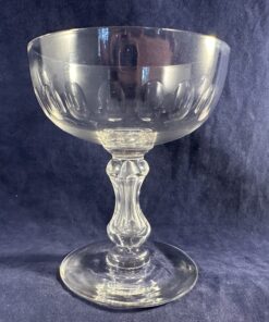 Set van 8 kristallen coupes met amandelslijpsel hoog 11,2 cm Ø 9 cm.
