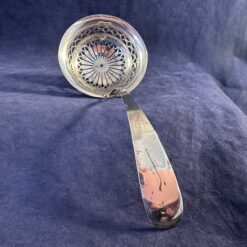 Zilveren poedersuikerlepel lang 16 cm.