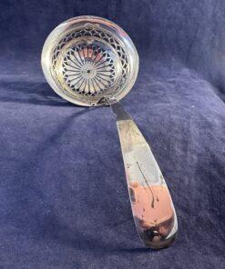 Zilveren poedersuikerlepel lang 16 cm.