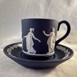 Wedgwood Jasperware donkerblauw kop en schotel 'Dancing hours' hoog 5,5 cm Ø 5,5 cm