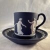 Wedgwood Jasperware donkerblauw kop en schotel 'Dancing hours' hoog 5,5 cm Ø 5,5 cm