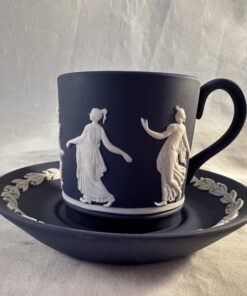 Wedgwood Jasperware donkerblauw kop en schotel 'Dancing hours' hoog 5,5 cm Ø 5,5 cm