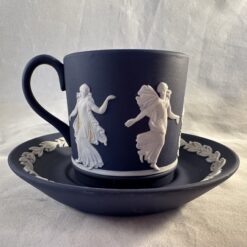 Wedgwood Jasperware donkerblauw kop en schotel 'Dancing hours' hoog 5,5 cm Ø 5,5 cm - Afbeelding 2