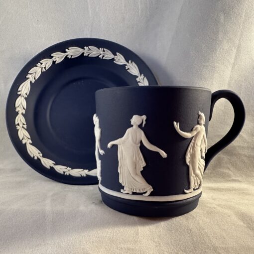 Wedgwood Jasperware donkerblauw kop en schotel 'Dancing hours' hoog 5,5 cm Ø 5,5 cm - Afbeelding 3
