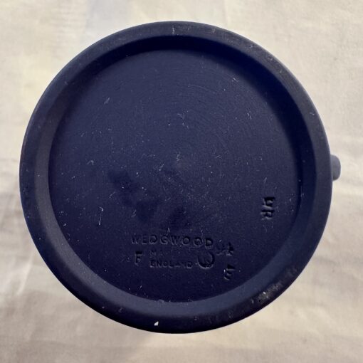 Wedgwood Jasperware donkerblauw kop en schotel 'Dancing hours' hoog 5,5 cm Ø 5,5 cm - Afbeelding 4