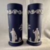 Wedgwood Jasperware donkerblauw recht vaasje hoog 16,5 cm Ø 6 cm