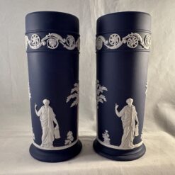 Wedgwood Jasperware donkerblauw recht vaasje hoog 16,5 cm Ø 6 cm