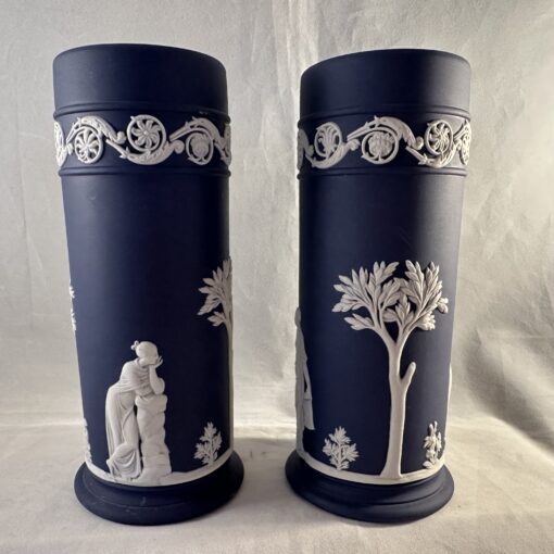 Wedgwood Jasperware donkerblauw recht vaasje hoog 16,5 cm Ø 6 cm - Afbeelding 2