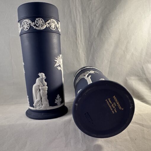 Wedgwood Jasperware donkerblauw recht vaasje hoog 16,5 cm Ø 6 cm - Afbeelding 3