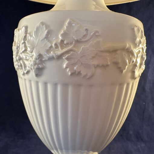 Wedgwood Edme embossed lampenvoet/lampvoet, hoogte 27,5 cm tot fitting - Afbeelding 2