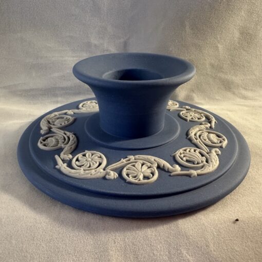 Wedgwood Jasperware lichtblauw kandelaartje hoog 3,5 cm Ø 9,7 cm