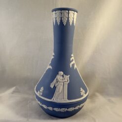 Wedgwood Jasperware lichtblauw vaasje hoog 19 cm Ø 4,5 cm