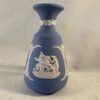 Wedgwood Jasperware lichtblauw vaasje hoog 12 cm Ø 4 cm