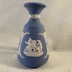 Wedgwood Jasperware lichtblauw vaasje hoog 12 cm Ø 4 cm