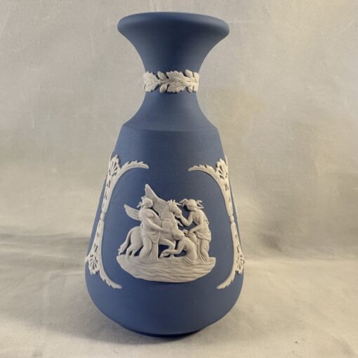 Wedgwood Jasperware lichtblauw vaasje hoog 12 cm Ø 4 cm