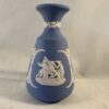 Wedgwood Jasperware lichtblauw vaasje hoog 12 cm Ø 4 cm