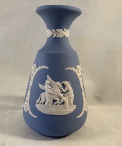 Wedgwood Jasperware lichtblauw vaasje hoog 12 cm Ø 4 cm
