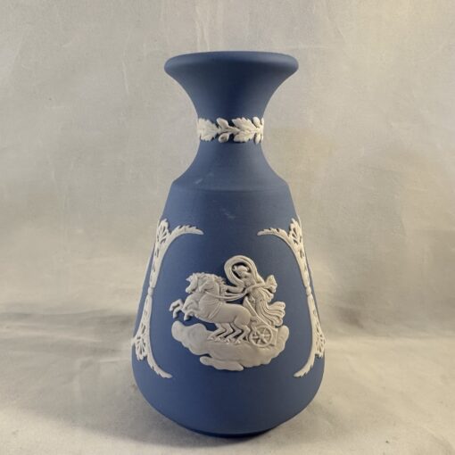 Wedgwood Jasperware lichtblauw vaasje hoog 12 cm Ø 4 cm - Afbeelding 2