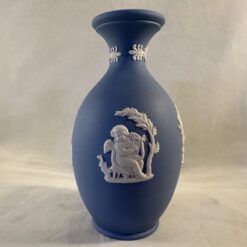 Wedgwood Jasperware lichtblauw vaasje hoog 12 cm Ø 3,5 cm