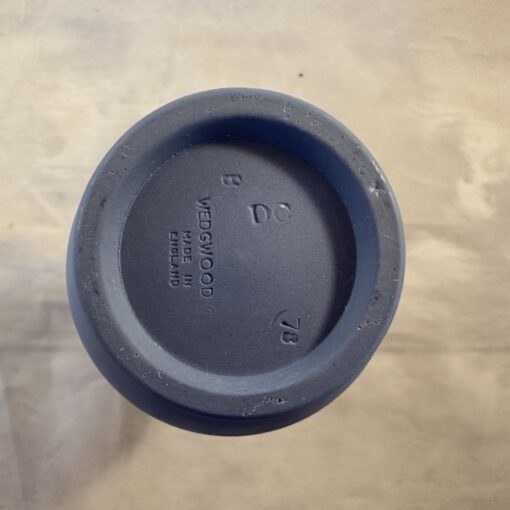 Wedgwood Jasperware lichtblauw vaasje hoog 12 cm Ø 3,5 cm - Afbeelding 2