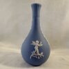 Wedgwood Jasperware lichtblauw vaasje hoog 13 cm Ø 2 cm
