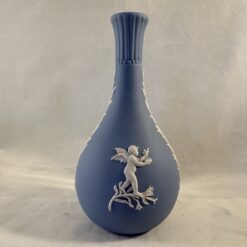 Wedgwood Jasperware lichtblauw vaasje hoog 13 cm Ø 2 cm
