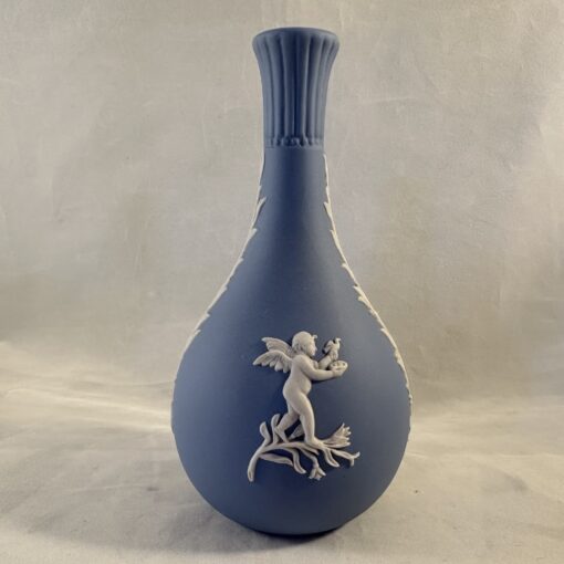 Wedgwood Jasperware lichtblauw vaasje hoog 13 cm Ø 2 cm