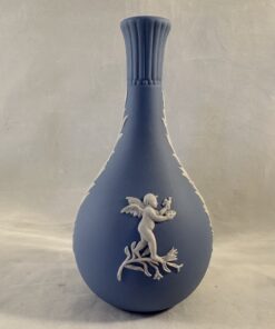 Wedgwood Jasperware lichtblauw vaasje hoog 13 cm Ø 2 cm