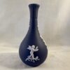 Wedgwood Jasperware donkerblauw vaasje hoog 13 cm Ø 2 cm