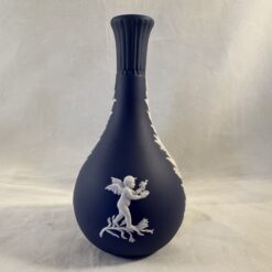 Wedgwood Jasperware donkerblauw vaasje hoog 13 cm Ø 2 cm