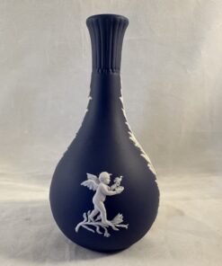 Wedgwood Jasperware donkerblauw vaasje hoog 13 cm Ø 2 cm
