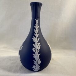 Wedgwood Jasperware donkerblauw vaasje hoog 13 cm Ø 2 cm - Afbeelding 3