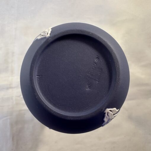 Wedgwood Jasperware donkerblauw vaasje hoog 13 cm Ø 2 cm - Afbeelding 4