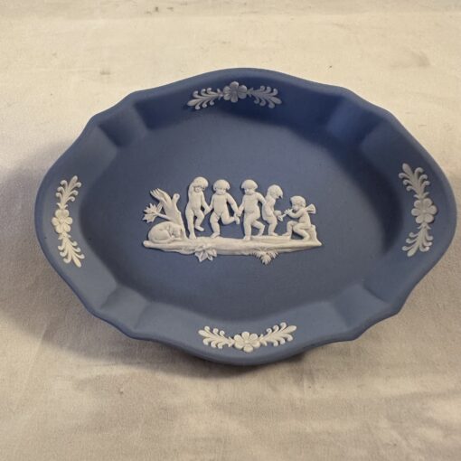 Wedgwood Jasperware lichtblauw ovaal schaaltje met Amor 11x8 cm