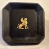 Wedgwood Jasperware zwarte vierkante schotel met gouden sfinx, Ø 10x10 cm