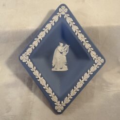 Wedgwood Jasperware lichtblauw bakje in ruitvorm 11 x 14,5 cm