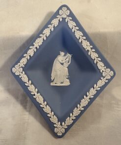 Wedgwood Jasperware lichtblauw bakje in ruitvorm 11 x 14,5 cm