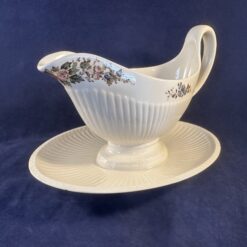 Wedgwood Conway sauskom met vaste schotel hoog 15,5 cm.