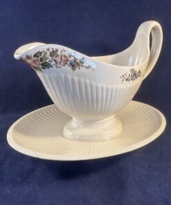 Wedgwood Conway sauskom met vaste schotel hoog 15,5 cm.