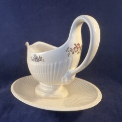 Wedgwood Conway sauskom met vaste schotel hoog 15,5 cm. - Afbeelding 4
