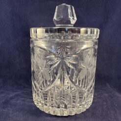 Pot met deksel/ zware koekpot geslepen kristal, hoog 19 cm Ø 13 cm.