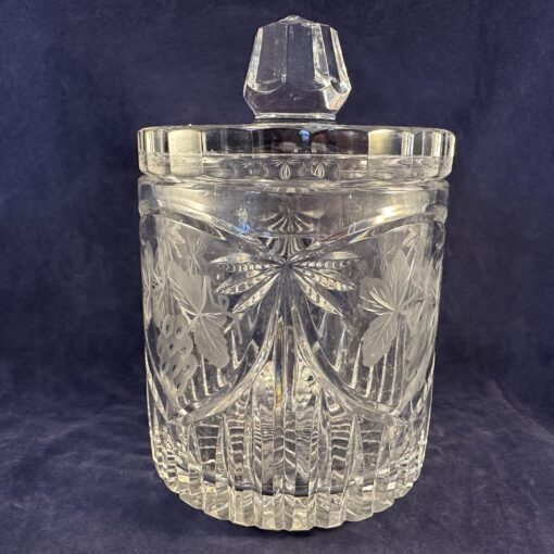 Pot met deksel/ zware koekpot geslepen kristal, hoog 19 cm Ø 13 cm.