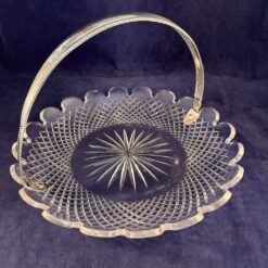 Geslepen kristallen schaal Ø 27 cm met zilveren hengsel.