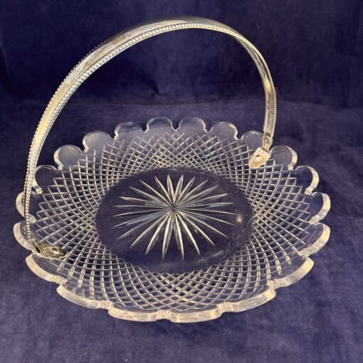 Geslepen kristallen schaal Ø 27 cm met zilveren hengsel.