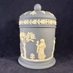 Wedgwood Jasperware lichtblauw potje met deksel hoog 12 cm Ø 7,3 cm