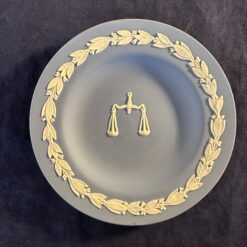 Wedgwood Jasperware blauwe schotel met beeltenis van weegschaal, Ø 11 cm.