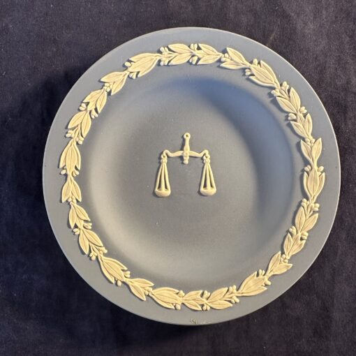Wedgwood Jasperware blauwe schotel met beeltenis van weegschaal, Ø 11 cm.