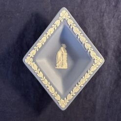 Wedgwood Jasperware lichtblauw bakje in ruitvorm 11 x 14,5 cm (godin met zuil)